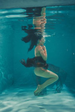 şeffaf tulum ile tüm vücut yüzer su altında üzerinde rhinestones güzel kızı olarak ücretsiz bir dalgıç