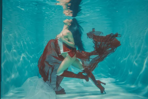 Piękna Sexy Dziewczyna Pływanie Pod Wodą Sportowy Styl Czerwony Biały — Zdjęcie stockowe