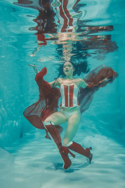Szép Szexi Lány Víz Alatti Úszás Sportos Stílus Piros Fehér — Stock Fotó