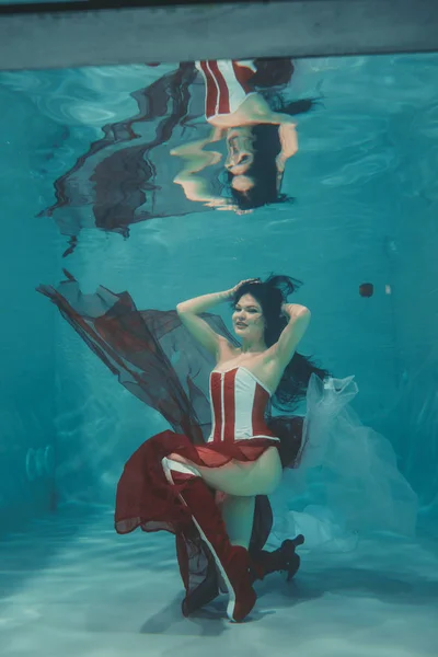 Hermosa Chica Sexy Nadando Bajo Agua Estilo Deportivo Rojo Blanco — Foto de Stock