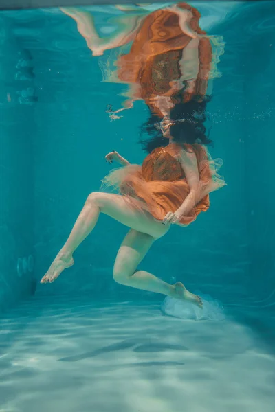 Mooi Model Meisje Onder Water Zwemt Oranje Jurk Geniet Van — Stockfoto