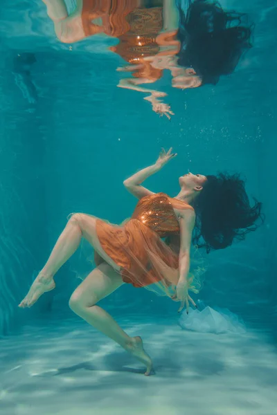 Belle Fille Modèle Nage Sous Eau Robe Orange Jouit Détente — Photo