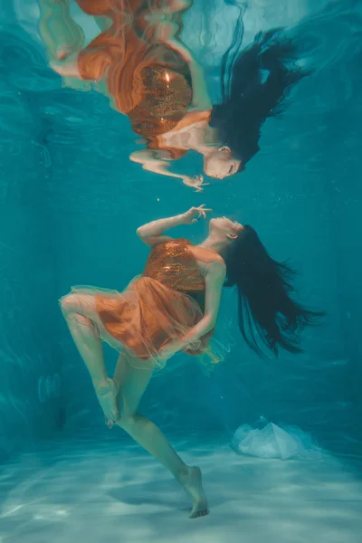 Hermosa Modelo Chica Nada Bajo Agua Vestido Naranja Disfruta Relajación — Foto de Stock