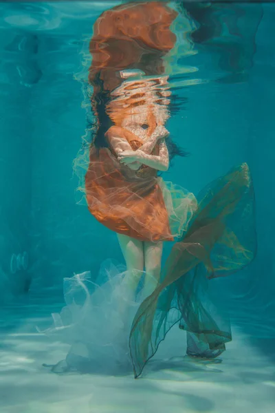 Красивая Модель Девушка Плавает Водой Оранжевом Платье Наслаждается Отдыхом Отсутствием — стоковое фото