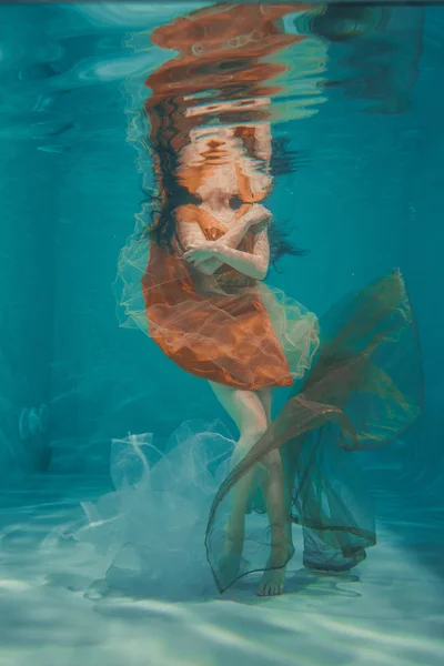 Красивая Модель Девушка Плавает Водой Оранжевом Платье Наслаждается Отдыхом Отсутствием — стоковое фото