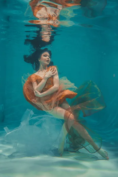 Mooi Model Meisje Onder Water Zwemt Oranje Jurk Geniet Van — Stockfoto