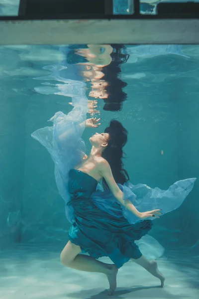 Όμορφο Μοντέλο Κορίτσι Υποβρύχια Κολυμπά Μπλε Φόρεμα Και Απολαμβάνει Την — Φωτογραφία Αρχείου