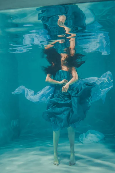 Όμορφο Μοντέλο Κορίτσι Υποβρύχια Κολυμπά Μπλε Φόρεμα Και Απολαμβάνει Την — Φωτογραφία Αρχείου