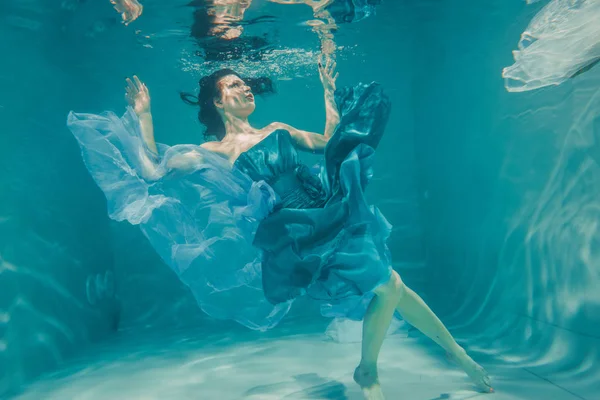 Mooi Model Meisje Onder Water Zwemt Blauwe Jurk Geniet Van — Stockfoto
