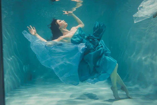Hermosa Modelo Chica Nada Bajo Agua Vestido Azul Disfruta Relajación — Foto de Stock
