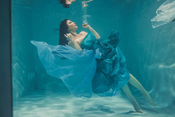 Belle Fille Modèle Nage Sous Eau Robe Bleue Jouit Détente — Photo