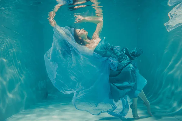 Красивая Модель Девушка Длинными Черными Волосами Плавает Водой Вечернем Синем — стоковое фото