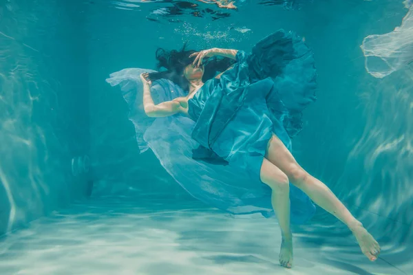 Красивая Модель Девушка Длинными Черными Волосами Плавает Водой Вечернем Синем — стоковое фото