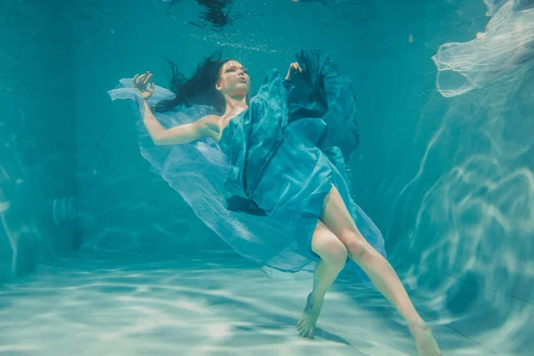 Gyönyörű Modell Lány Hosszú Fekete Haj Úszik Víz Alatti Este — Stock Fotó