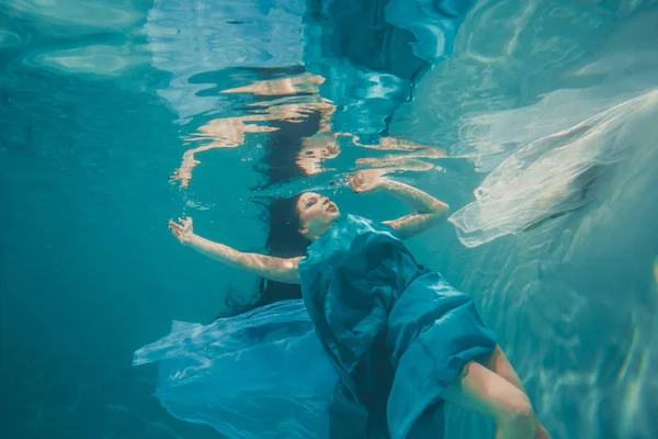 Mooi Model Meisje Met Lange Zwarte Haren Zwemt Onder Water — Stockfoto