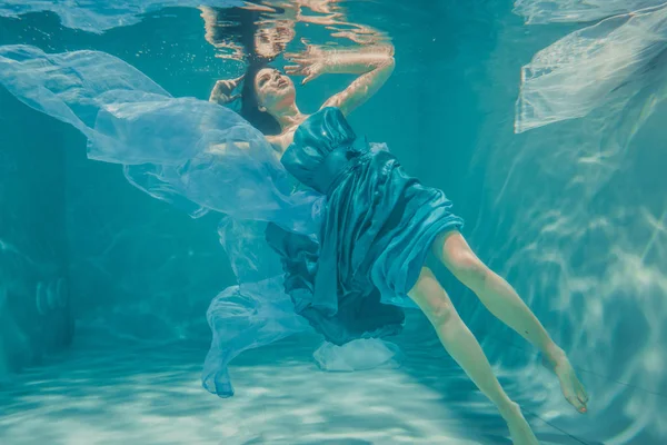 Schönes Model Mädchen Mit Langen Schwarzen Haaren Schwimmt Blauen Abendkleid — Stockfoto