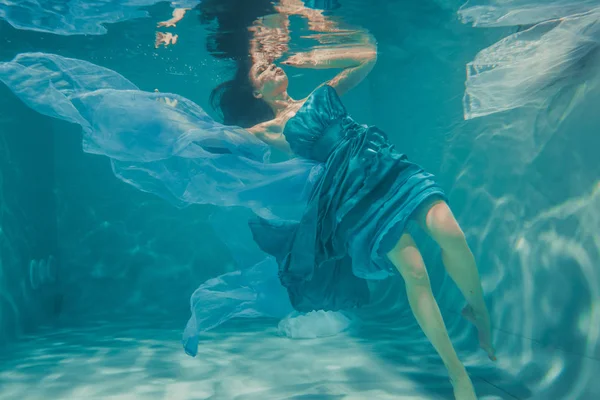Όμορφο Μοντέλο Κορίτσι Μακριά Μαύρα Μαλλιά Υποβρύχια Κολυμπά Βράδυ Μπλε — Φωτογραφία Αρχείου