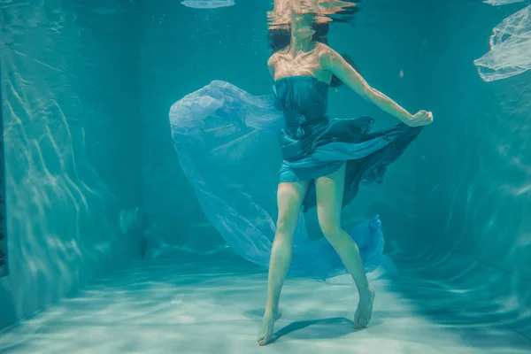 Mooi Model Meisje Met Lange Zwarte Haren Zwemt Onder Water — Stockfoto