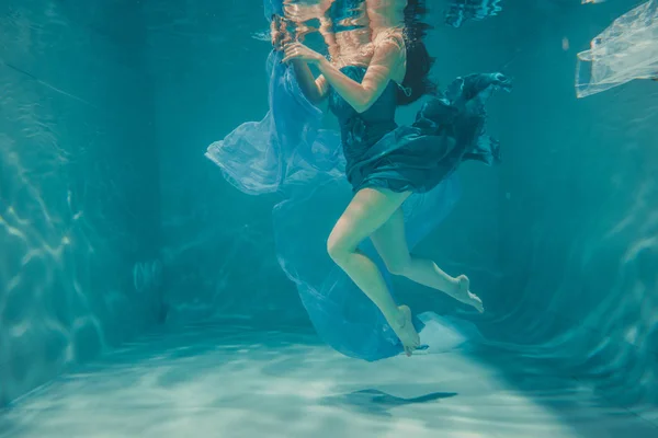 Mooi Model Meisje Met Lange Zwarte Haren Zwemt Onder Water — Stockfoto