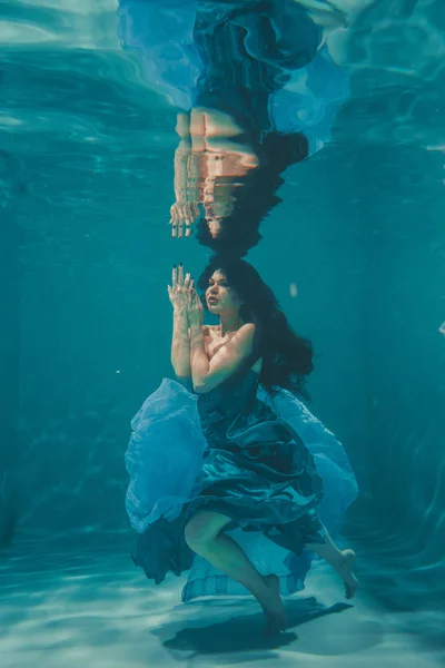 Gyönyörű Modell Lány Hosszú Fekete Haj Úszik Víz Alatti Este — Stock Fotó