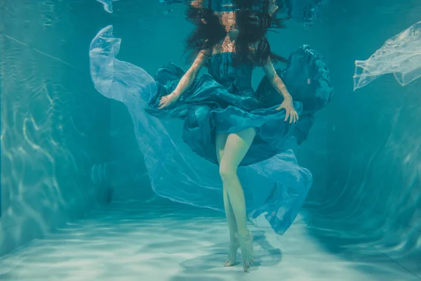 Schönes Model Mädchen Mit Langen Schwarzen Haaren Schwimmt Blauen Abendkleid — Stockfoto