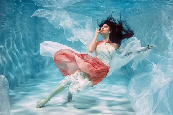 Slim esmer kadın poz altında sıcak su derinlikleri giysileri yalnız