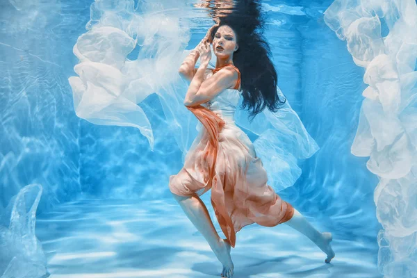 Chaud Mince Brunette Femme Posant Sous Eau Dans Belle Vêtements Photo De Stock