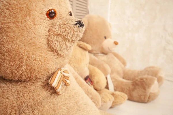 Adorable Brown Toy Bears Sitting Floor Room Threesome Nobody — Stock Photo, Image