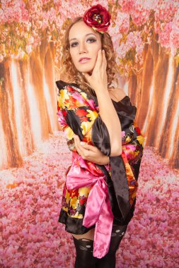 pembe bir kimono güzel mutlu kız