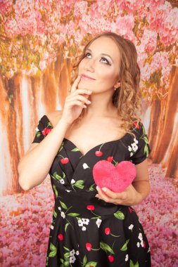 siyah elbiseli peluş pembe kalpli güzel mutlu kız