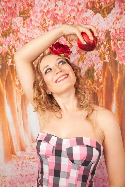 Encantadora Chica Feliz Con Manzana Roja — Foto de Stock