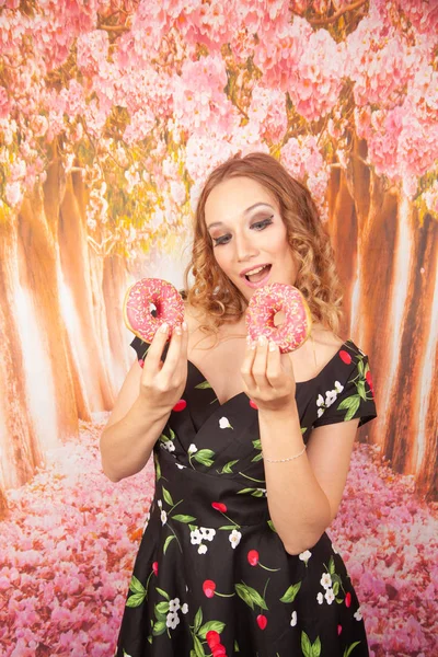 Bela Menina Preto Pin Vestido Divertindo Jogando Com Rosquinhas Rosa — Fotografia de Stock