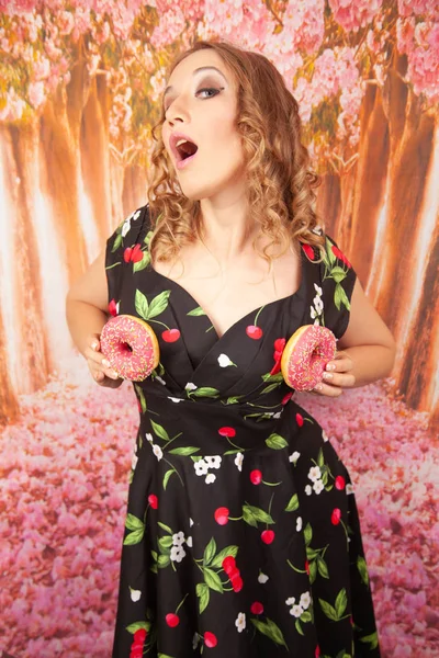 Bela Menina Preto Pin Vestido Divertindo Jogando Com Rosquinhas Rosa — Fotografia de Stock