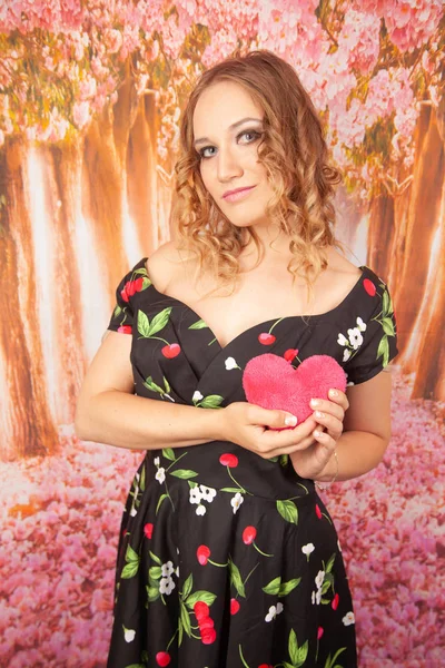 Bela Menina Feliz Com Coração Rosa Pelúcia Vestido Preto — Fotografia de Stock