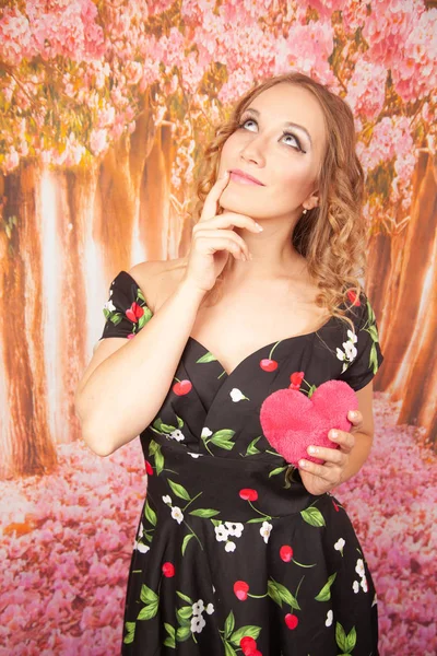 Bela Menina Feliz Com Coração Rosa Pelúcia Vestido Preto — Fotografia de Stock