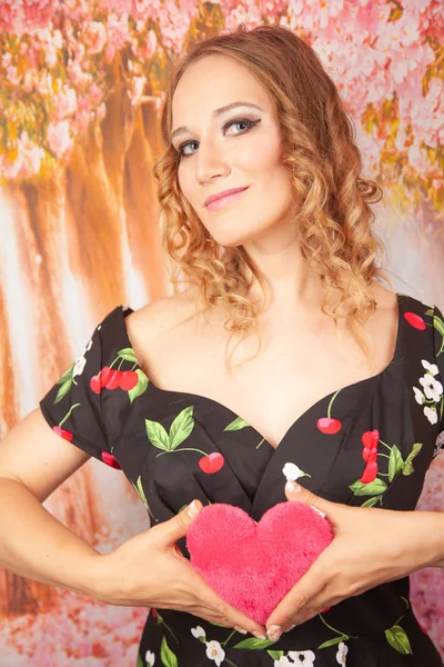 Bela Menina Feliz Com Coração Rosa Pelúcia Vestido Preto — Fotografia de Stock