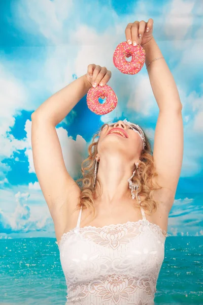 Bonito Menina Branco Rendas Lingerie Indulges Com Rosa Vidros Donuts — Fotografia de Stock