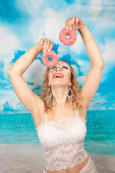 Bonito Menina Branco Rendas Lingerie Indulges Com Rosa Vidros Donuts — Fotografia de Stock