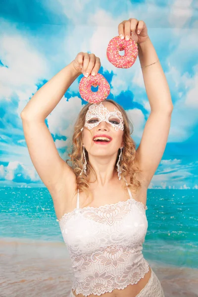 Bonito Menina Branco Rendas Lingerie Indulges Com Rosa Vidros Donuts — Fotografia de Stock