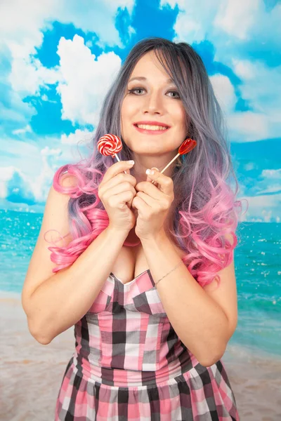 Όμορφη Έφηβος Κορίτσι Στέκεται Ένα Ροζ Καρώ Φόρεμα Candy Lollipop — Φωτογραφία Αρχείου