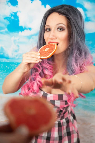 Beautiful Girl Ombre Hair Pink Checkered Summer Dress Slices Grapefruit — Stock Photo, Image