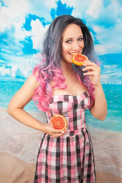 Krásná Dívka Ombre Vlasy Kostkované Růžové Letní Šaty Plátky Grapefruitu — Stock fotografie