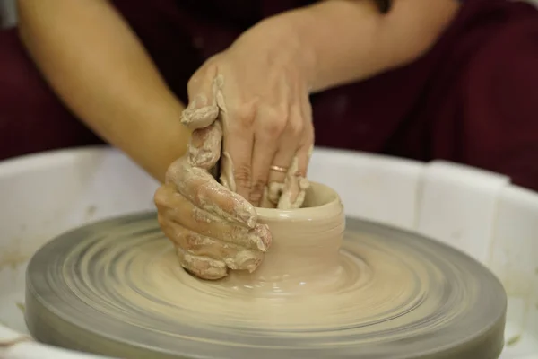 Wanita Membuat Kendi Dengan Tangan Kotor Pada Roda Potter Dari — Stok Foto