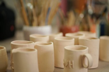 ham kil çömlek atölyesinde seramik