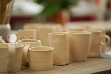 ham kil çömlek atölyesinde seramik