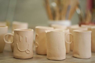 ham kil çömlek atölyesinde seramik