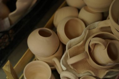 ham kil çömlek atölyesinde seramik