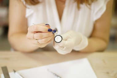 kadın masada oturur ve bir çay kaşığı kakao hatmi ve yazıt sevgi, adım adım masterclass polimer kil ile şeklinde üzerinde bir dekorasyon yapar