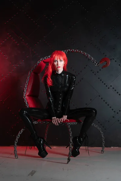 Dangerous Cruel Fetish Girl Red Hair Posing Black Bdsm Latex — Stock Photo, Image