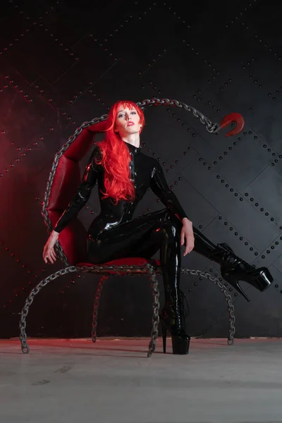 Gefährliche Grausame Fetischmädchen Mit Roten Haaren Posieren Schwarzen Bdsm Latex — Stockfoto